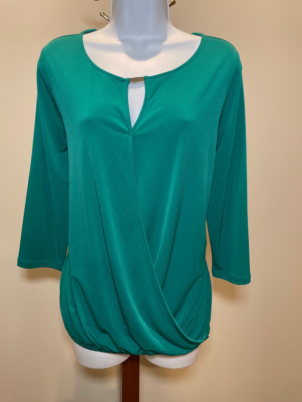 New York & Company Size M Green Soft Knit Scoop Neck Top Key Hole Detail